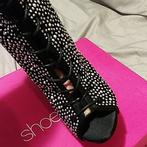 Mackenzie studded black booties💋💋💋💋 - Picture 4 of 4